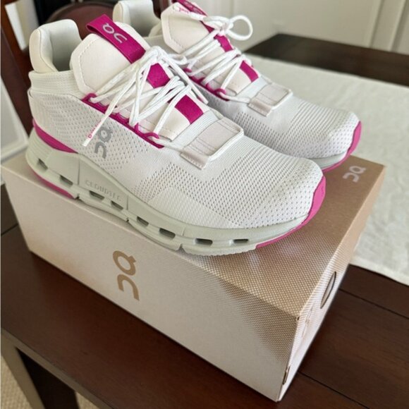 🍁On Running Women's White and Pink Running Shoes - Picture 1 of 3